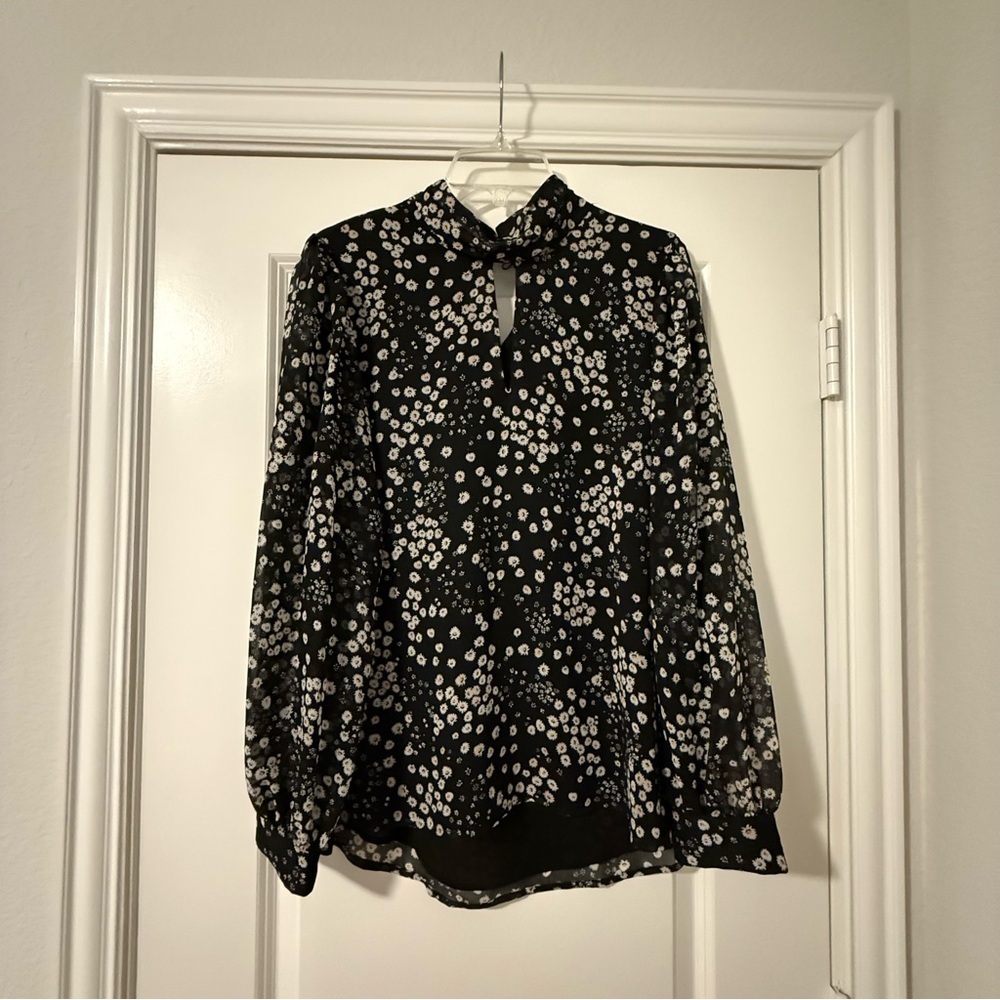 KARL LAGERFELD KEYHOLE BLOUSE SIZE MEDIUM - Picture 2 of 4